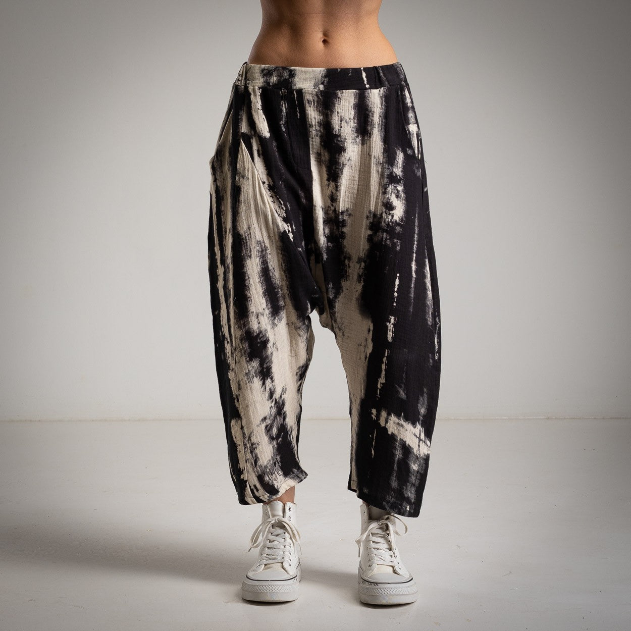 Pantalón Zaraguelles bohemio Tie-Dye blanco y negro