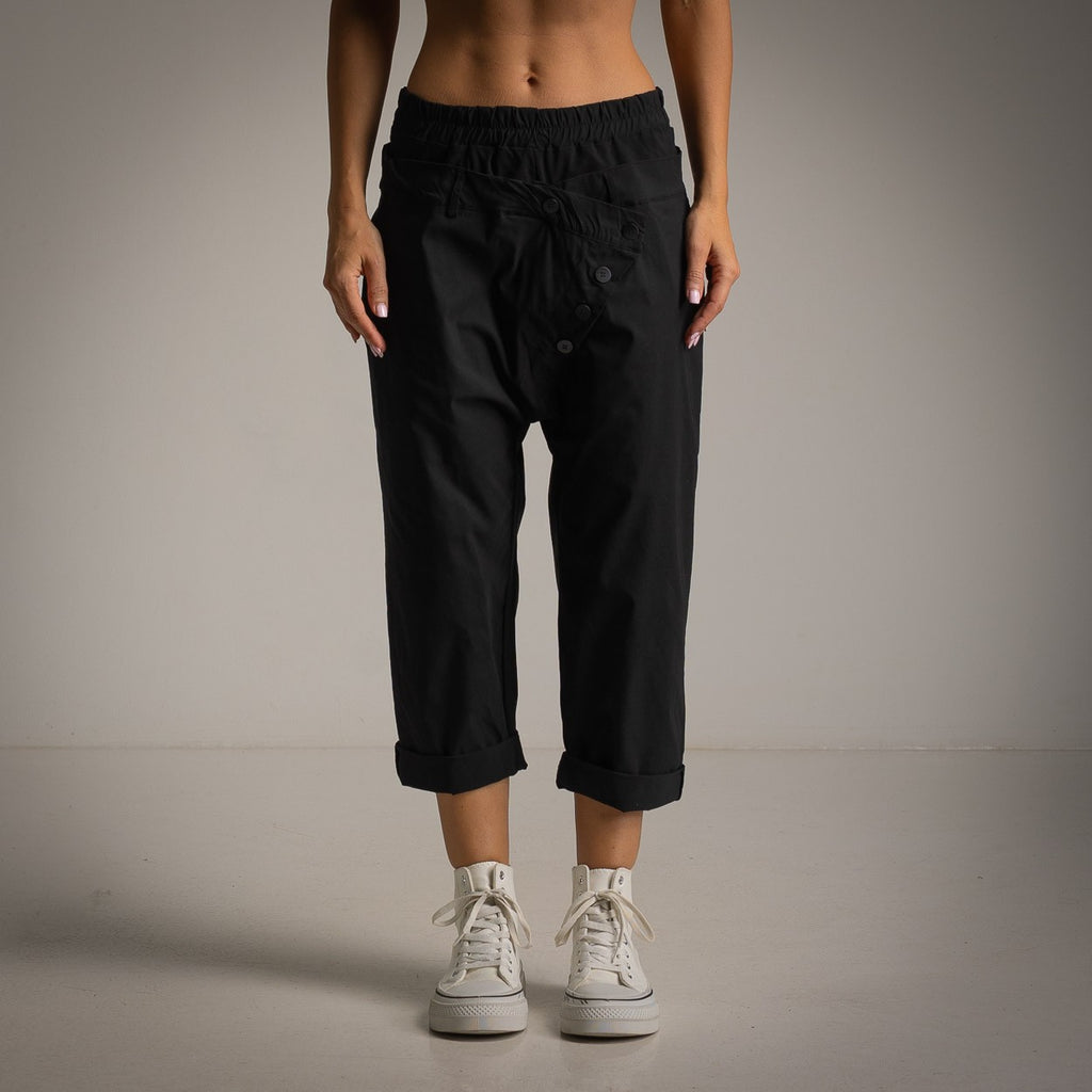 Pantalón Negro con Estructura Triangular y Botones