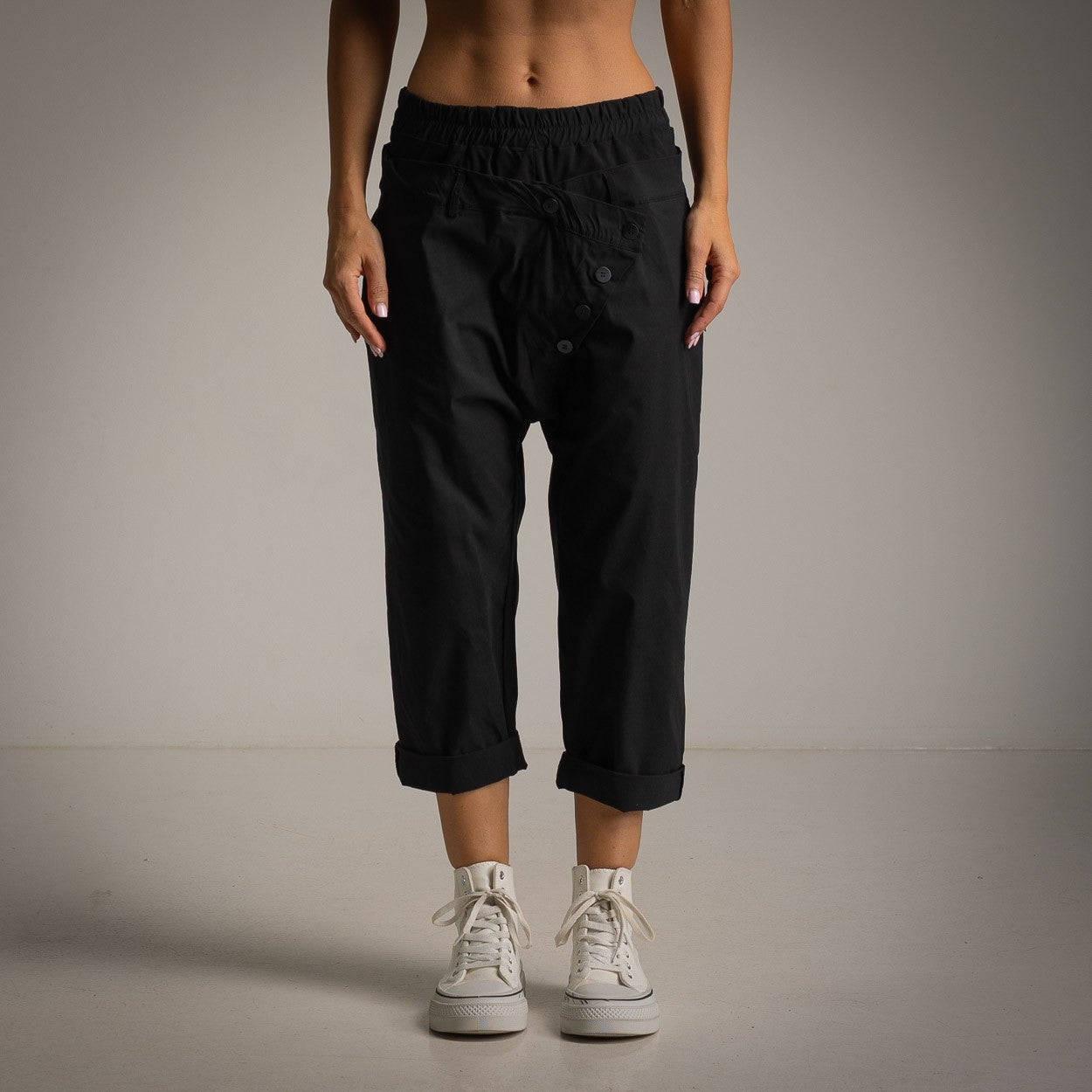 Pantalón Negro con Estructura Triangular y Botones