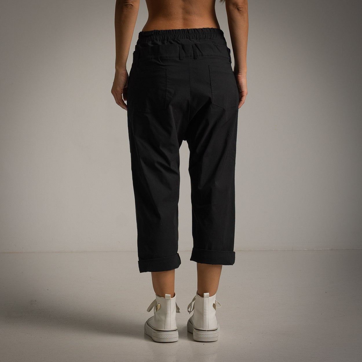 Pantalón Negro con Estructura Triangular y Botones