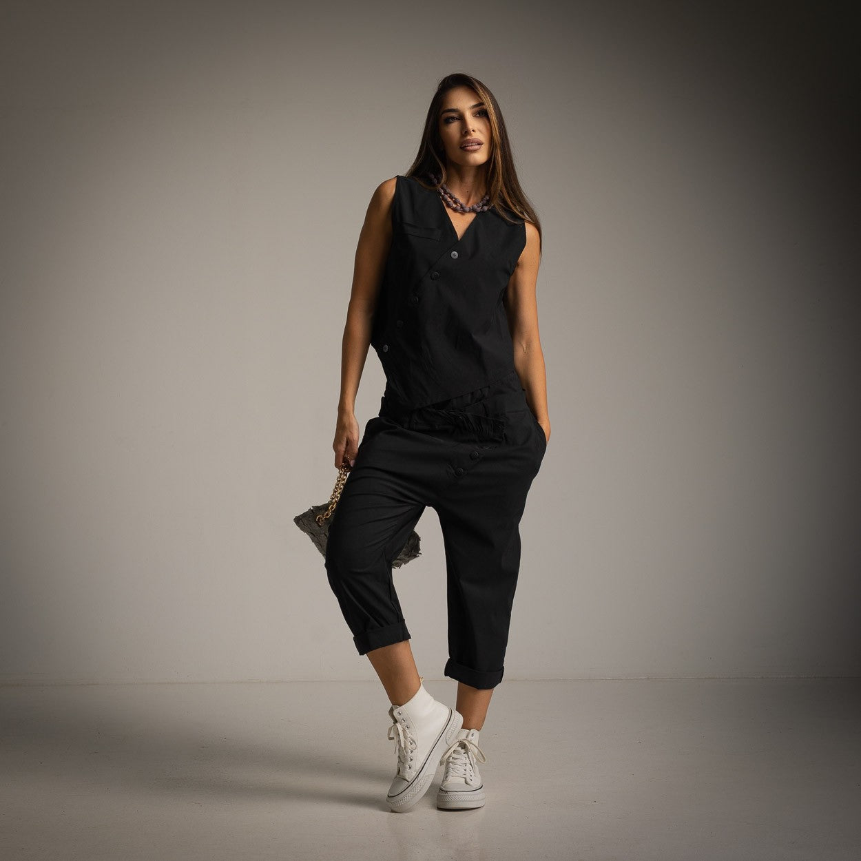 Pantalón Negro con Estructura Triangular y Botones