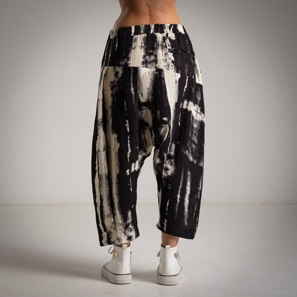 Pantalón Zaraguelles bohemio Tie-Dye blanco y negro