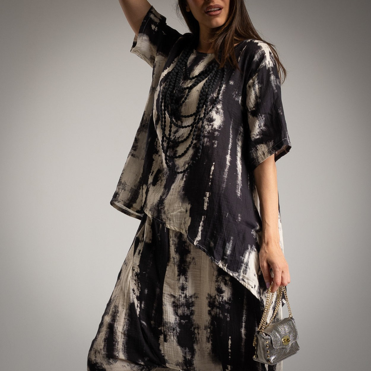 Casaca “Costadillo” Tie-Dye en Negro y Beige