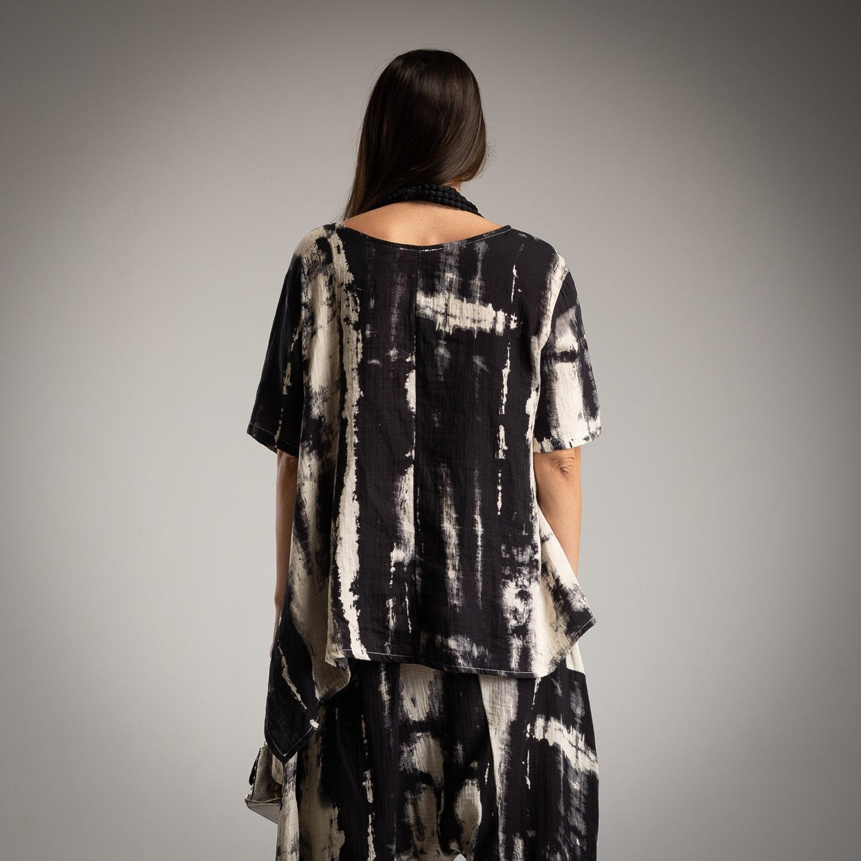 Casaca “Costadillo” Tie-Dye en Negro y Beige