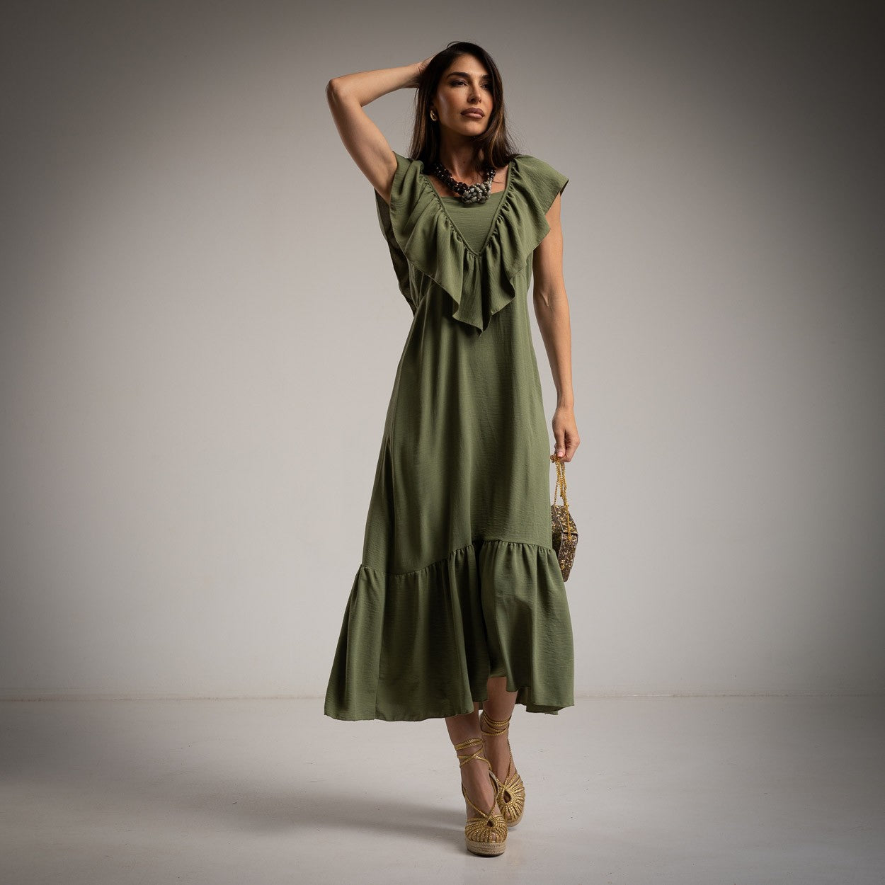 Vestido verde kaki con escote triángulo y volante