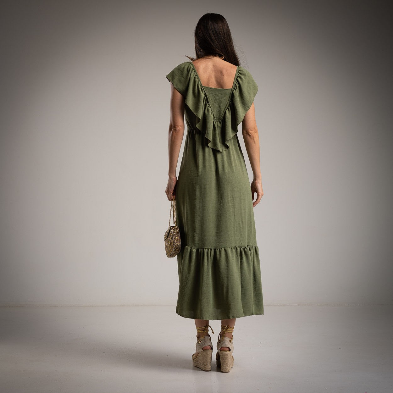 Vestido verde kaki con escote triángulo y volante