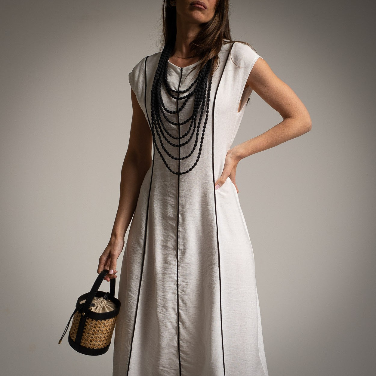 Vestido Blanco con Vivos Negros Verticales