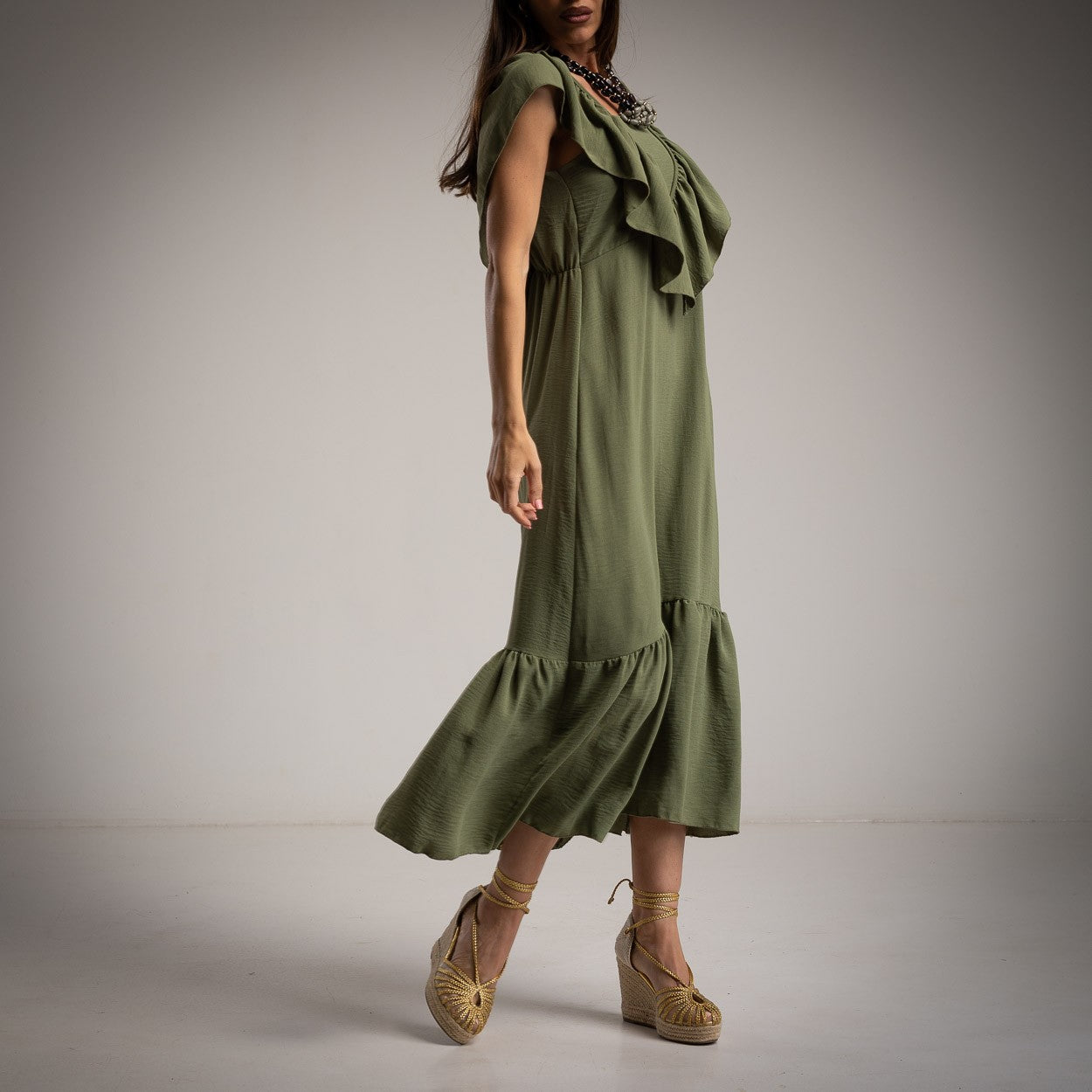 Vestido verde kaki con escote triángulo y volante