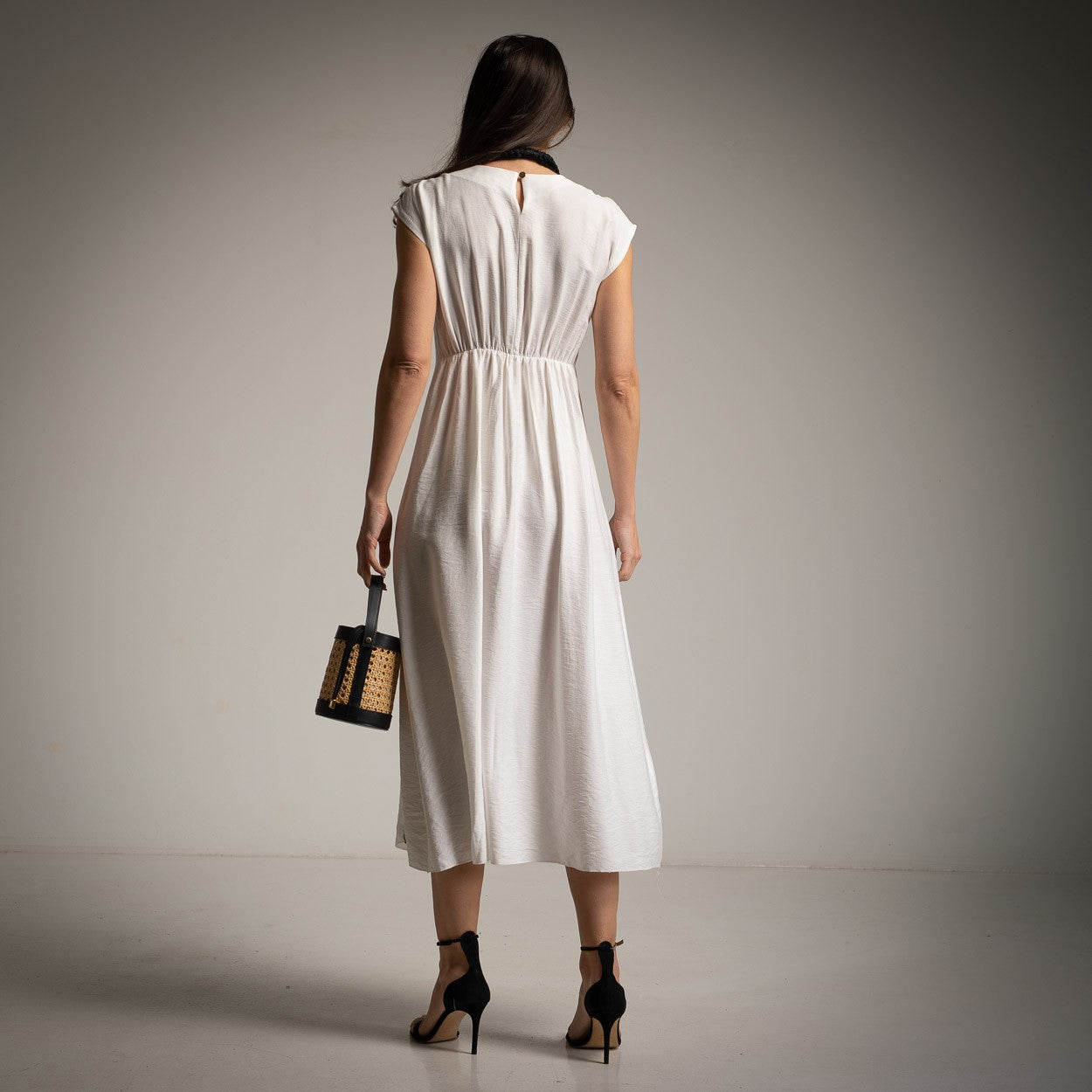 Vestido Blanco con Vivos Negros Verticales